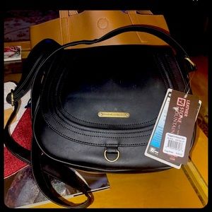 STONE MOUNTAIN LEATHER HANDBAG CROSSBODY PLUG IN CHARGER BLACK RETAIL $189 NEW